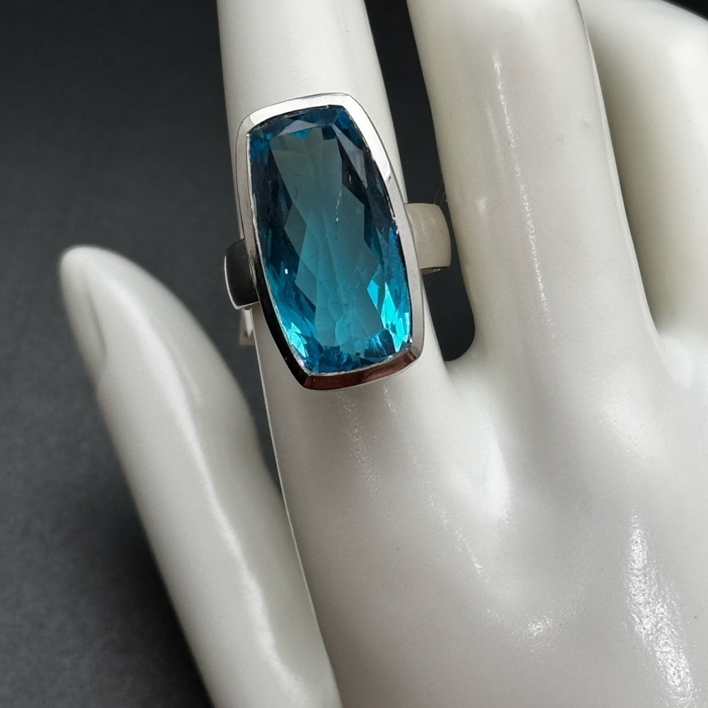 Elegant Blue Topaz and sterling Silver Ring - Picture 4 of 5